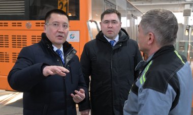 «Қанша хейт болды»: Асайын Байханов жаңартылған автопаркті аралады