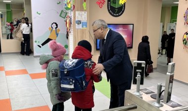 Павлодарлық мектеп директоры мәдениеттілік пен тәртіптің үлгісін көрсетеді