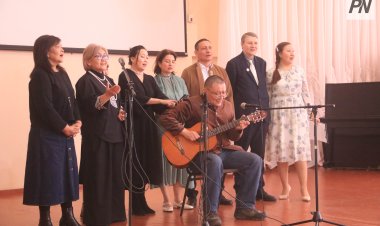 Павлодарские журналисты спели одиноким пенсионерам