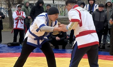 Павлодарлық саябақта зауыт қызметкерлері ұлттық ойындарда бақ сынасты