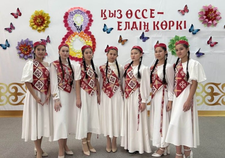 Май ауданында қыздар тақия безендіруден сынға түсті
