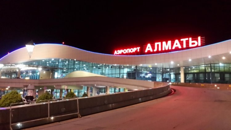 Токаев наградил спасшего девушку в аэропорту Алматы