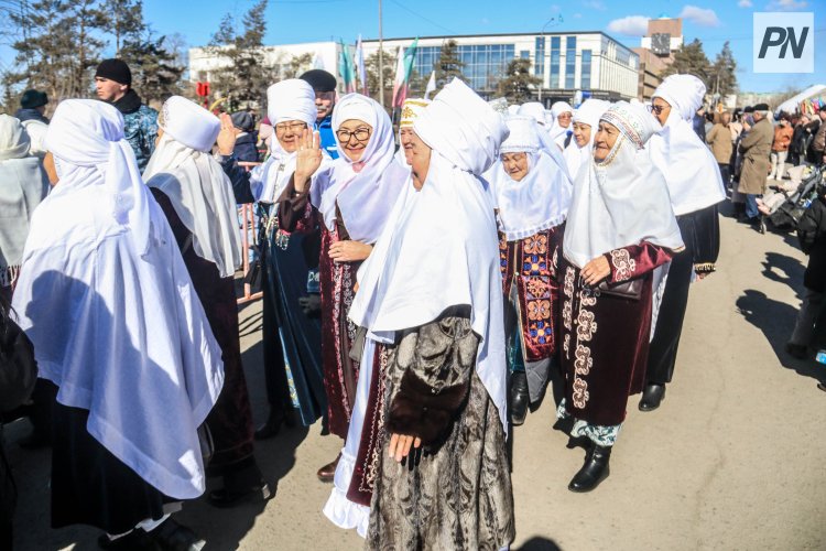 Павлодарда қолөнершілер төрт метрлік кимешек тігуде