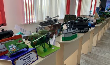 В Иртышском районе показали макеты военной техники