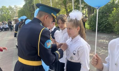 Активистам школ Павлодарской области надели значки