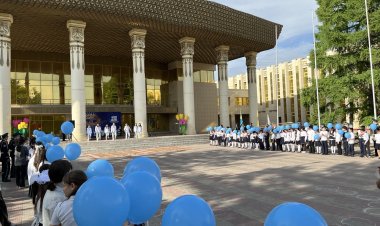 Павлодар облысы үздік оқушылары галстук пен значок тақты