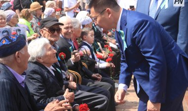 Асайын Байханов ардагерлерге мерекелік медаль табыстады