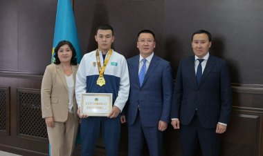 Асайын Байханов бокстан Азия чемпионымен кездесті