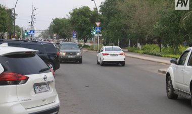 Павлодарда көше бойында көлік аударылып қалды