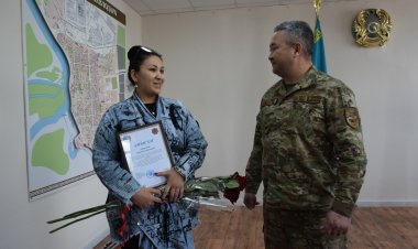Терезеден құлағалы тұрған баланы құтқарған павлодарлық марапатталды