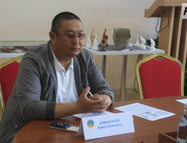 В Павлодаре показали столетний татарский костюм