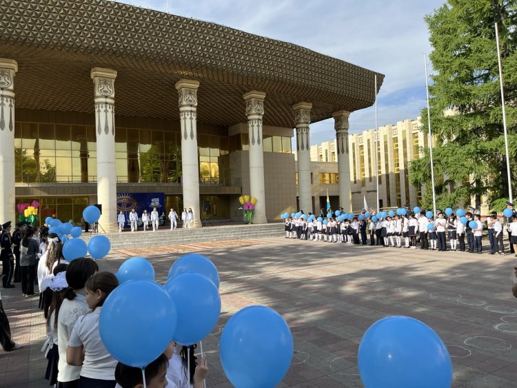 Павлодар облысы үздік оқушылары галстук пен значок тақты