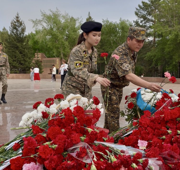 Павлодарлық студенттер Мәңгілік алау маңында көгершін ұшырды