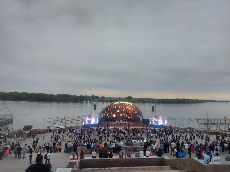 Поколение победителей спело о любви к Родине на сцене «Ertis Promenade»