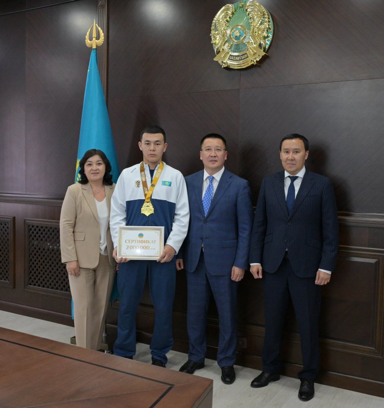Асаин Байханов поздравил чемпиона Азии по боксу