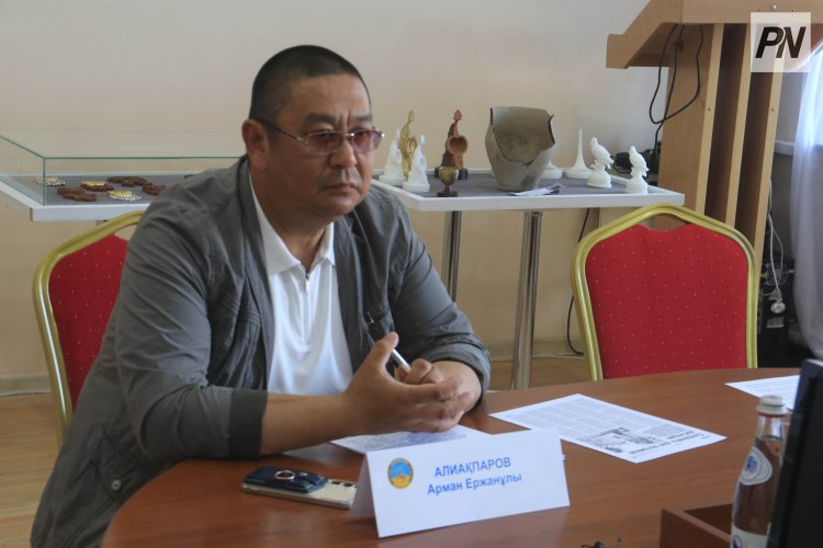 В Павлодаре показали столетний татарский костюм