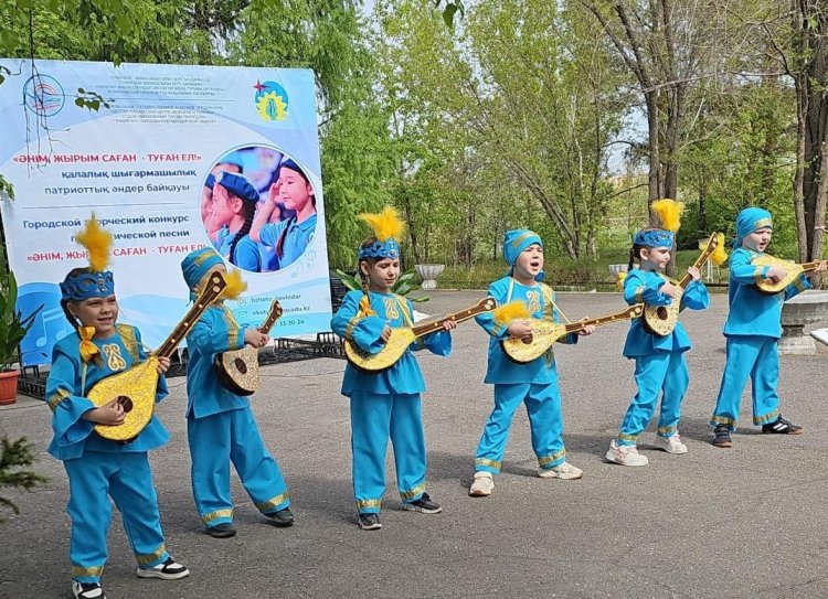 Павлодарлық оқушылар патриоттық әндер орындады