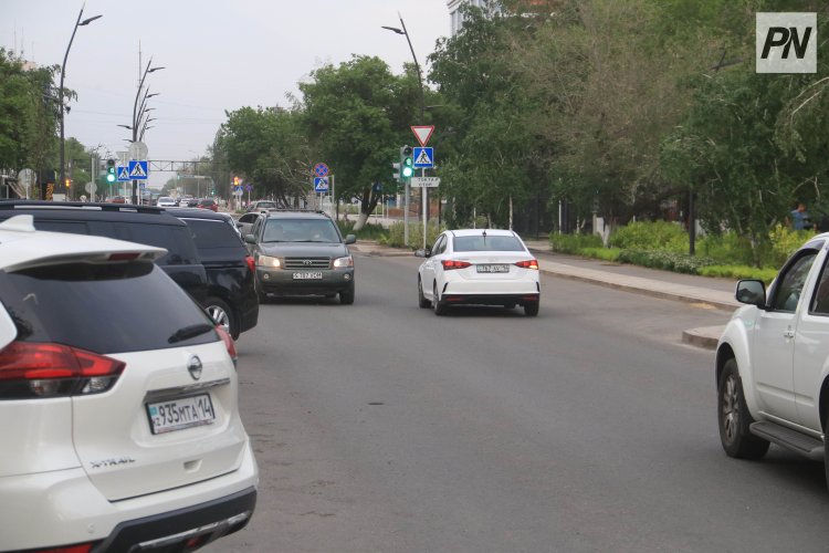 Павлодарда көше бойында көлік аударылып қалды