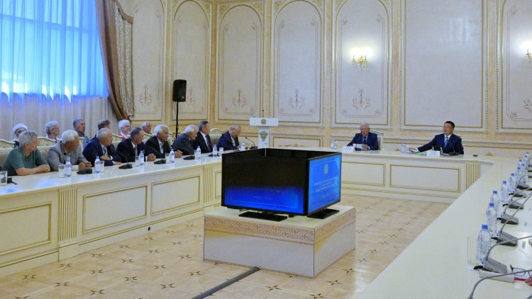 Әлеуметтік қолдау, медицина және патриотизм: Асайын Байханов ардагерлермен кездесті