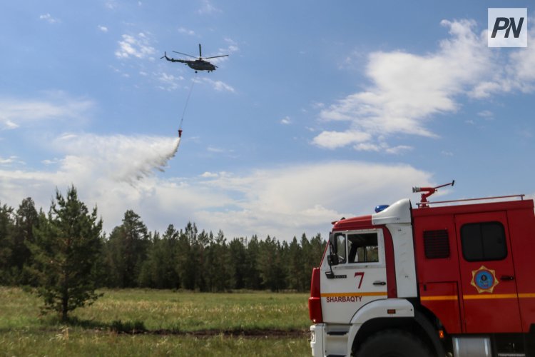 Аккулы укрыли водной завесой с вертолётов для условного пожара