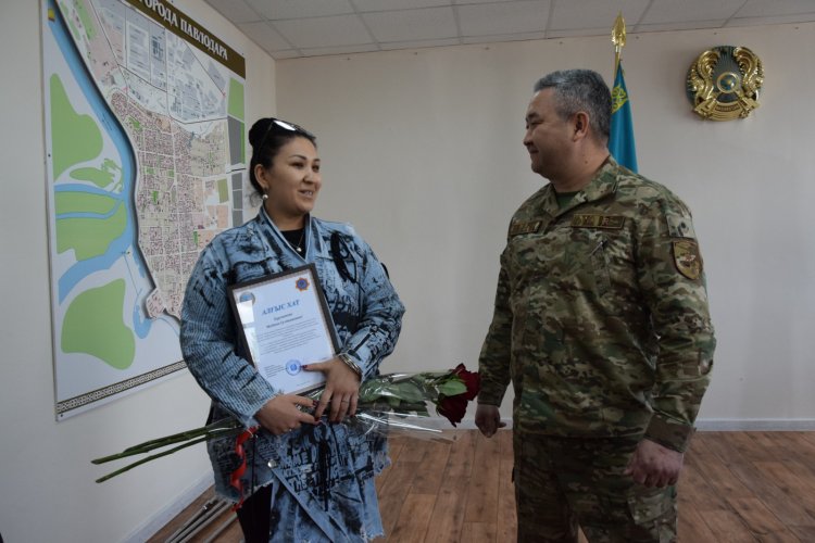 Терезеден құлағалы тұрған баланы құтқарған павлодарлық марапатталды
