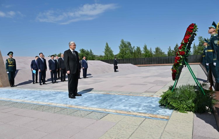 Мемлекет басшысы саяси қуғын-сүргін және ашаршылық құрбандарын еске алды