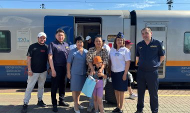 Пятимиллионного пассажира торжественно встретили на вокзале в Астане