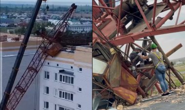 В Аксу сняли упавший на многоэтажку башенный кран
