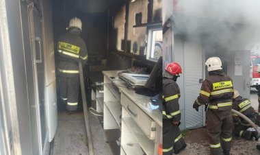 Павлодарда фаст-фуд дүңгіршегі жанып, қызметкер зардап шекті