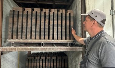 Жаңбыр мен қарға төзімді: Павлодарда түрлі түсті кірпіш шығарылады