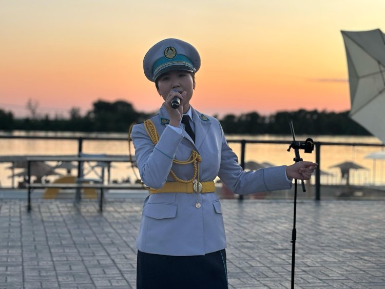 Павлодарда тәртіп сақшылары мен тұрғындар бірге ән салды