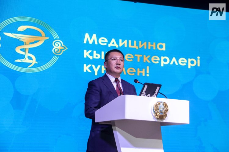 Аким Павлодарской области поклонился людям в белых халатах