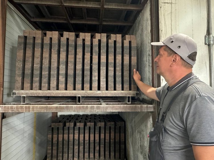 Жаңбыр мен қарға төзімді: Павлодарда түрлі түсті кірпіш шығарылады