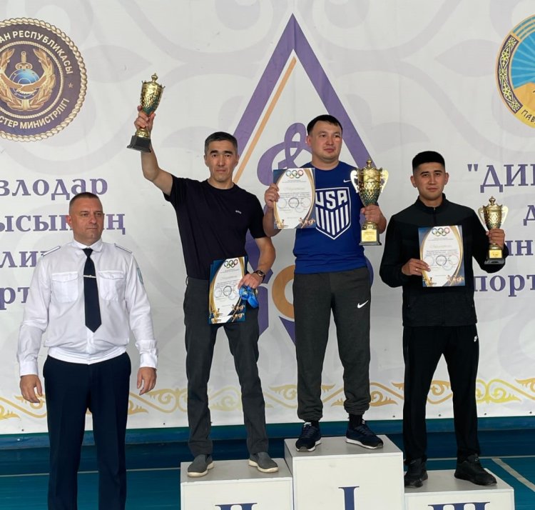 Ақсулық полицейлер қол күресінен өзгелерден басым түсті