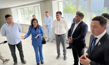 Депутаттар Павлодарда аурухана жөндеуін созған мердігерді қорқытты
