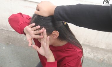 Павлодарда полиция көшеде жас қызды ұрған әйелдің әрекетін тергейді