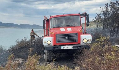 Торф воспламенился рядом с баянаульским озером