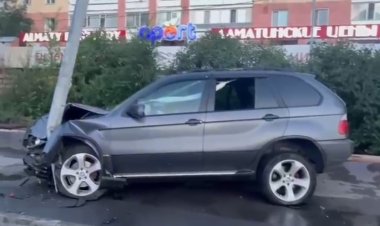 Пьяный водитель в Павлодаре врезался в фонарный столб