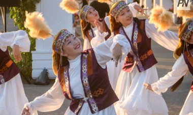 Павлодарлық би ансамблі фольклорлық мотивтері бар нөмірлерді көрсетеді