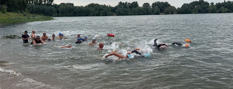 Павлодарлық ардагерлер мен әуесқойлар ашық суда жүзіп жарысты