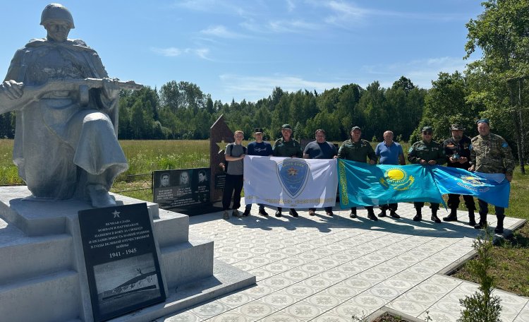 Павлодарцы возложили горсть земли на могилу земляка, погибшего в годы ВОВ в Белоруссии