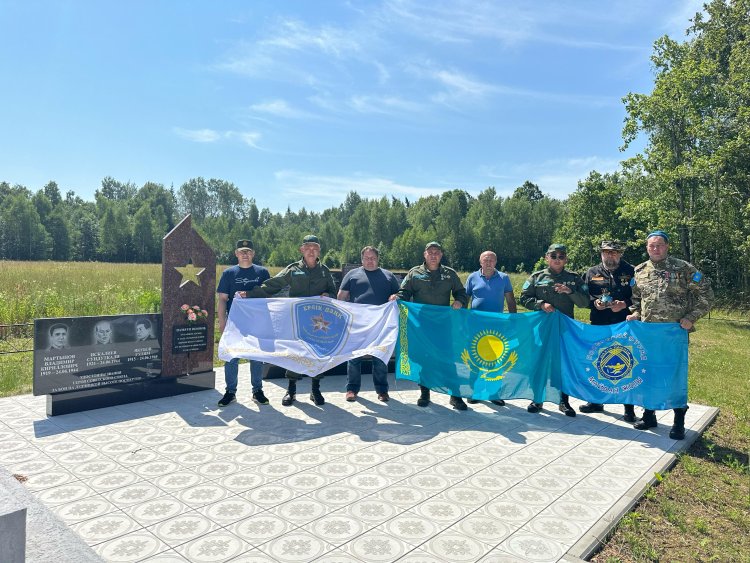 Павлодардан Беларуське: туған топырақ батыр қабіріне жеткізілді
