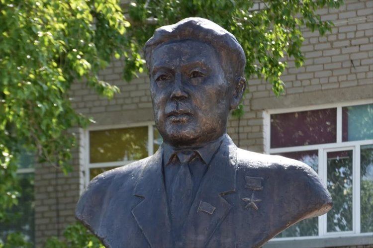 В Актогае установили бюст земляку-герою