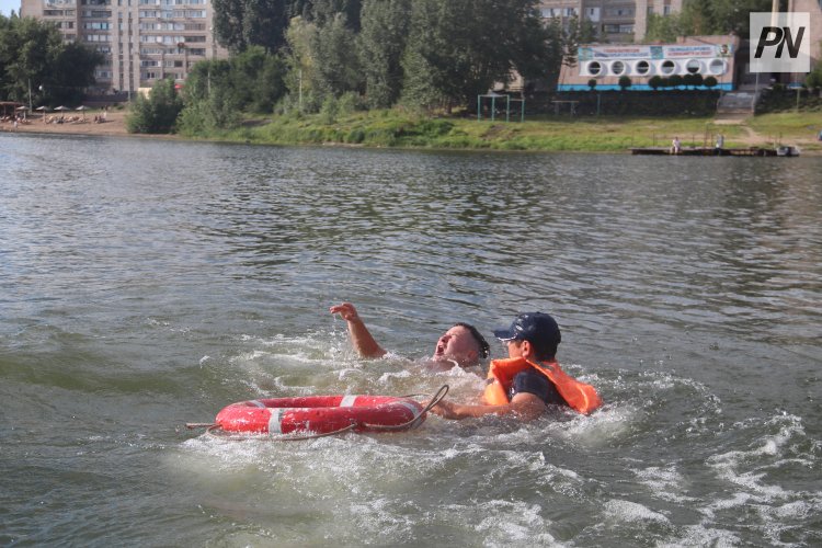 В Павлодаре ночью человека вытащили из воды