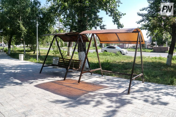 Жителям павлодарской многоэтажки создадут зону отдыха вместо парковки