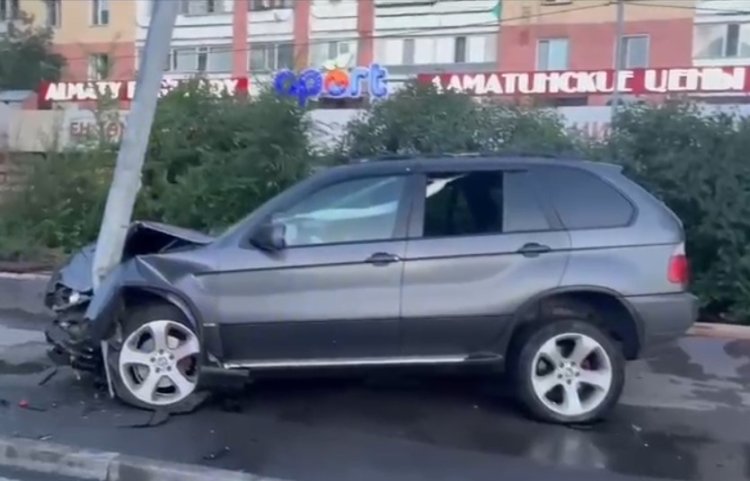 Пьяный водитель в Павлодаре врезался в фонарный столб