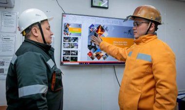 Ақсу зауытында балқыту цех қызметкерлері цифрлық панельдерге көшуде