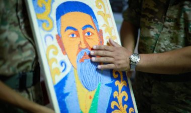 Павлодарлық жауынгер Абайдың портретін түрлі-түсті жіптен желімдеп жасады