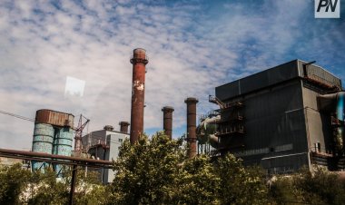 На Аксуском заводе ферросплавов сильный буран повредил дымовую трубу