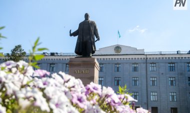 Павлодарда Абай ескерткішіне гүл шоқтары қойылды
